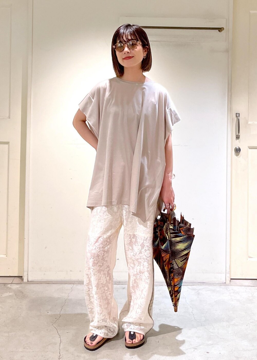 「Tシャツ、オーガニックコットン、BIRKENSTOCK、Gizeh Big Buckle LEOI、IZIPIZI、POPUP、サングラス、bonbonstore、日傘、ベージュ、プルオーバー、オーバーサイズ、ホワイト、パンツ、レース」｜「SALON adam et rope'のスムースフロープルオーバー/ビッグTシャツ【接触冷感・UVケア】（Tシャツ/カットソー、ベージュ系）」を使った、michiruさん（レディース・156cm）の春コーディネートの6枚目の写真