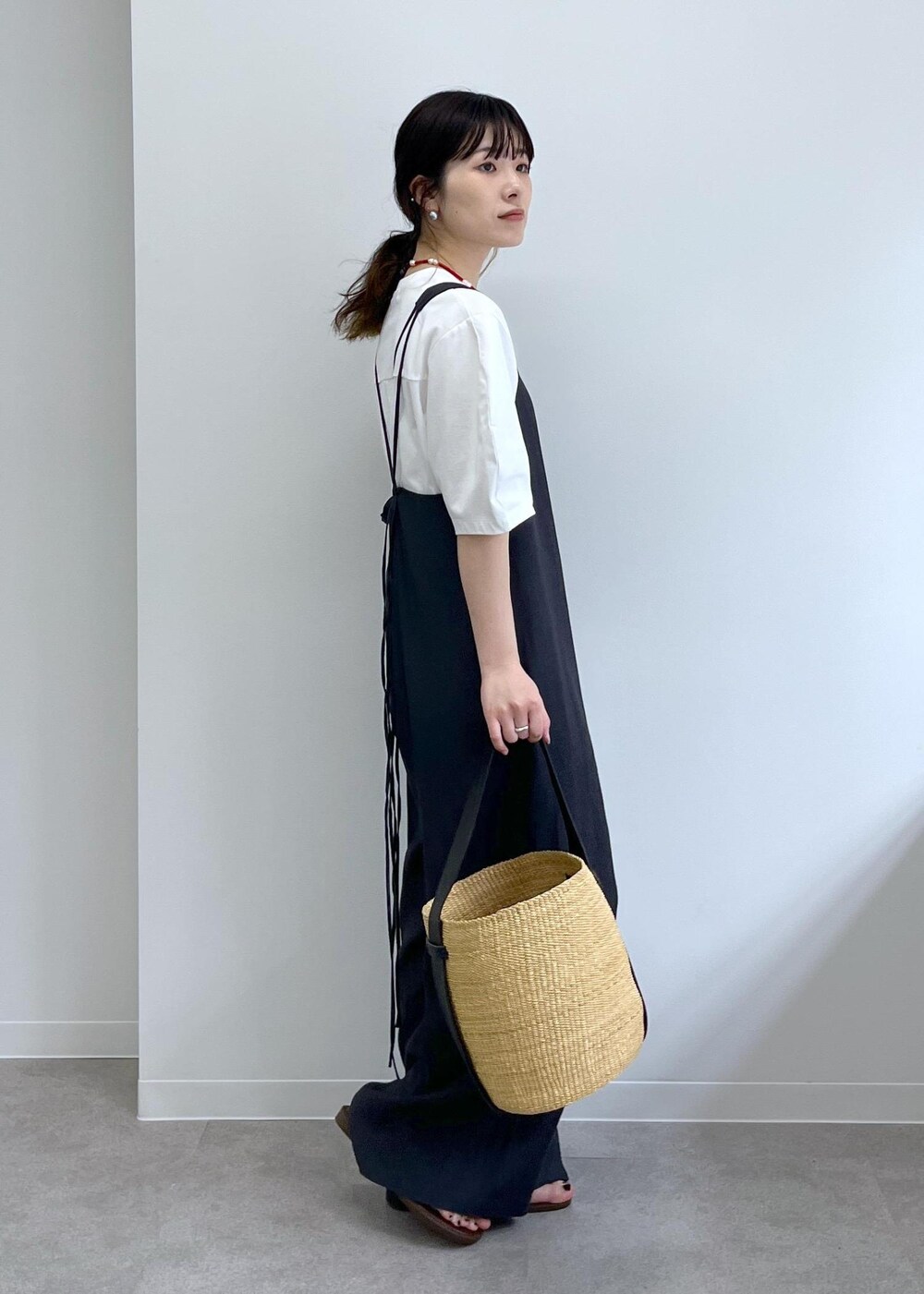 「ラウンドスリーブ、オールインワン、NICOLAS LAINAS、Raponesa General Store、初春コーデ、春コーデ、初夏コーデ、デートコーデ、お出かけコーデ、旅行コーデ、アウトドアコーデ、推し活コーデ、女子会コーデ、大人カジュアル、パンツスタイル」｜「NICOLAS LAINASの【NICOLAS LAINAS（ニコラスライナス）】サンダル（サンダル、ブラック系）」を使った、michiruさん（レディース・156cm）の春コーディネートの4枚目の写真