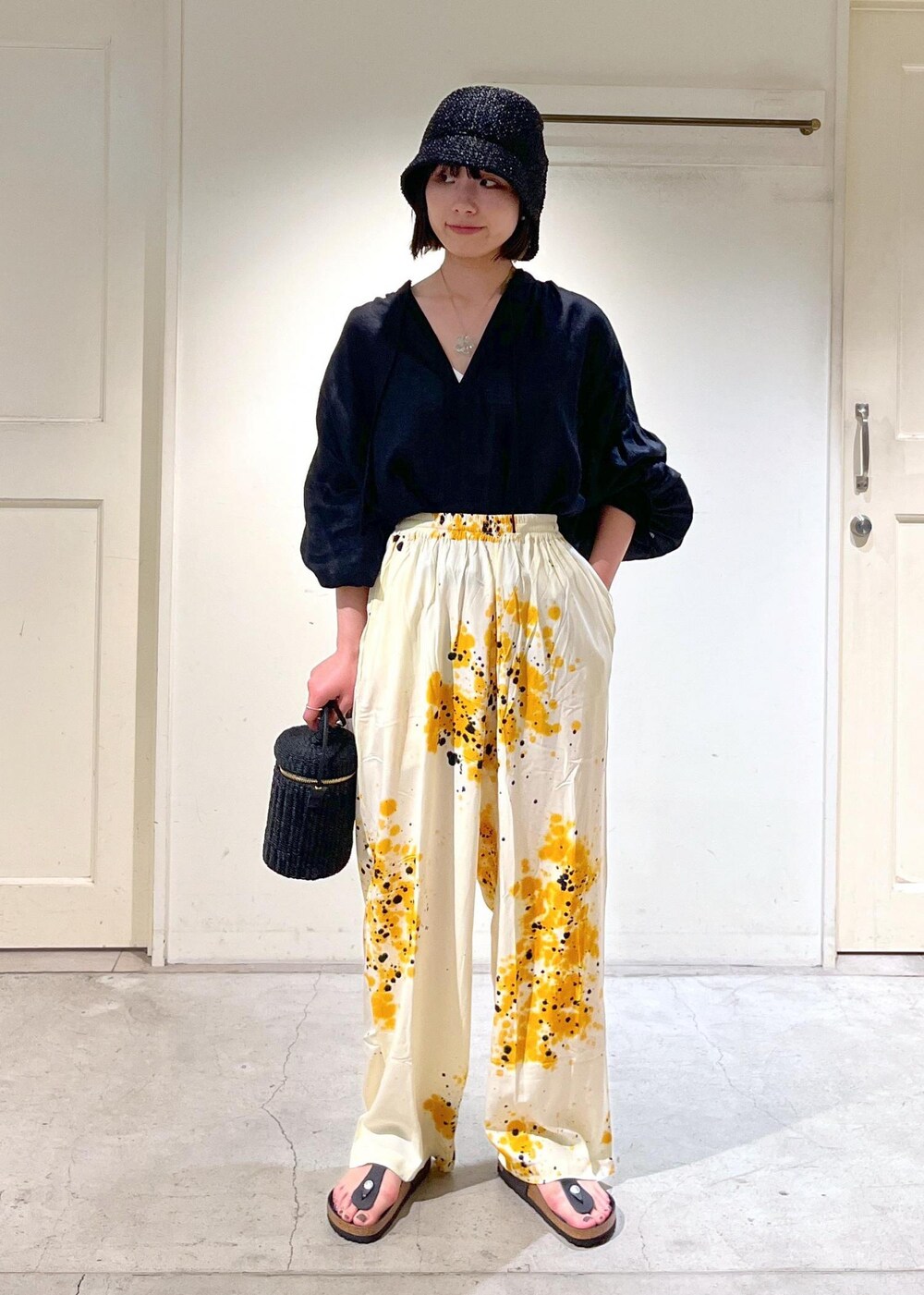 「ノルマンディリネン、SUKU HOME、ルームウェア、パジャマ、BIRKENSTOCK、サンダル、Gizeh Big Buckle LEOI、BAGMATI、ショルダーバッグ、La Maison de Lyllis、帽子、ERWIN、ブラック、ブラウス、パンツ」｜「The Bagmatiの【BAGMATI（バグマティ）】ABACA / POLYESTER（ショルダーバッグ、ブラック系）」を使った、michiruさん（レディース・156cm）の春コーディネートの4枚目の写真