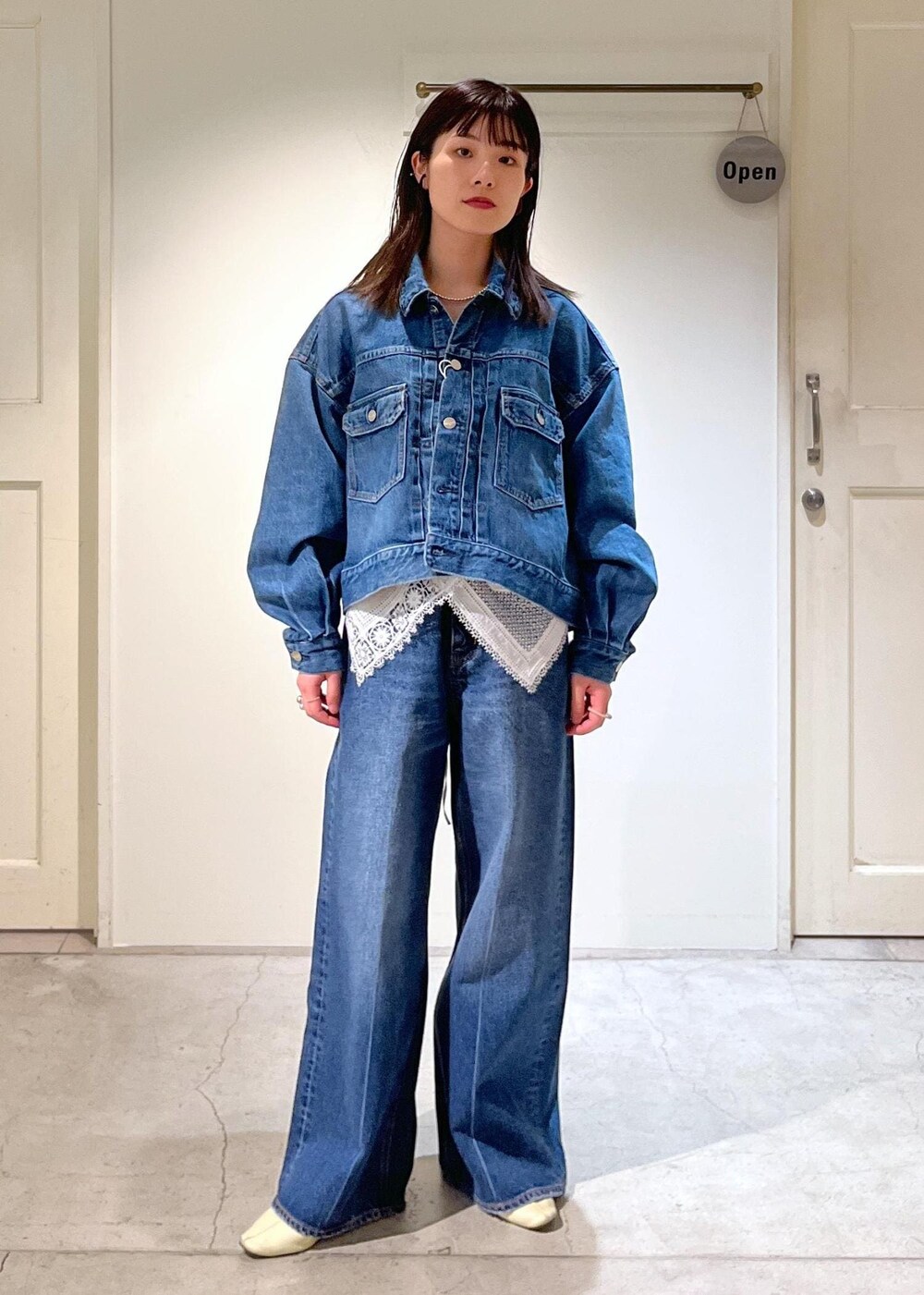 「redcardtokyo、デニムジャケット、デニム、ブルー、レース、ホワイト、バギーパンツ、AULENTTI、ショルダーバッグ、レザー、ベージュ、ERICKA NICOLAS BEGAY、シルバー、Lafayette、初春コーデ」｜「AULENTTIの【AULENTTI（オーレンティ）】DOLLAROボストンバッグ（ボストンバッグ、ベージュ系）」を使った、michiruさん（レディース・156cm）の冬コーディネートの9枚目の写真