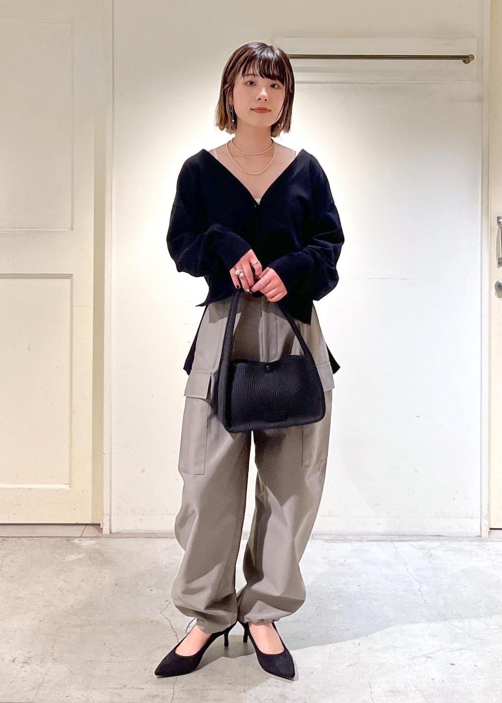 「Ｖネック、金ボタン、カーゴパンツ、グレー、撥水加工、ハンドバッグ、ブラック、カーディガン、パンツ、パンプス、サロンアダムエロペ、SALON adam et ropé、24SS春の新作、低身長、骨格ウェーブ」｜「SALON adam et rope'のカービーカーゴパンツ【撥水加工・洗える】（カーゴパンツ、グレー系）」を使った、michiruさん（レディース・156cm）の春コーディネートの5枚目の写真