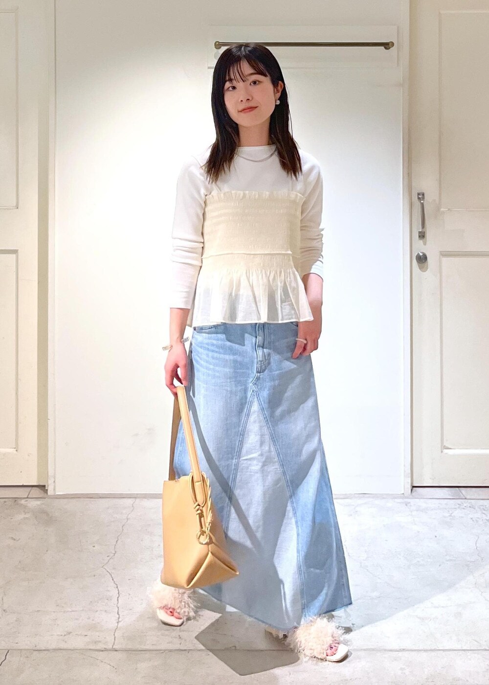 「Tシャツ、redcardtokyo、Vivan、デニム、スカート、ブルー、ミドルトートバッグ、レザー、Wminibag_pickup、初春コーデ、春コーデ、デートコーデ、お出かけコーデ、旅行コーデ、推し活コーデ」｜「SALON adam et rope'のスプリットレザーミドルトートバッグ/バケットバッグ（ショルダーバッグ、ベージュ系）」を使った、michiruさん（レディース・156cm）の春コーディネートの2枚目の写真