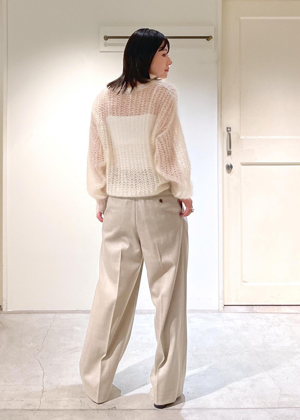「BATONER、バトナー、モヘヤ、ニット、プルオーバー、ホワイト、ワイドパンツ、ベージュ、ウール、TEMBEA×Americana×SALON、グレー、初秋コーデ、秋コーデ、初冬コーデ、冬コーデ」｜「AMERICANAの【Americana×TEMBEA×SALON】別注トートバッグ＆ポシェットセット（トートバッグ、グレー系）」を使った、michiruさん（レディース・156cm）の秋コーディネートの8枚目の写真