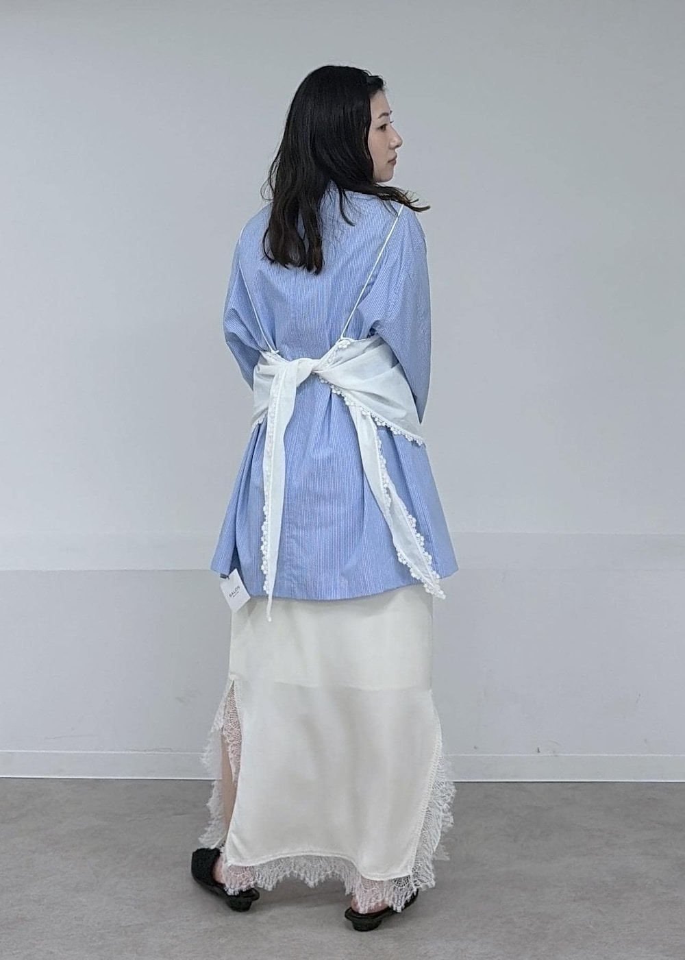 ホワイト系のスカート、ホワイト系のキャミソール、ブルー系のその他アウターを着用したレディースの冬コーディネートの5枚目の写真