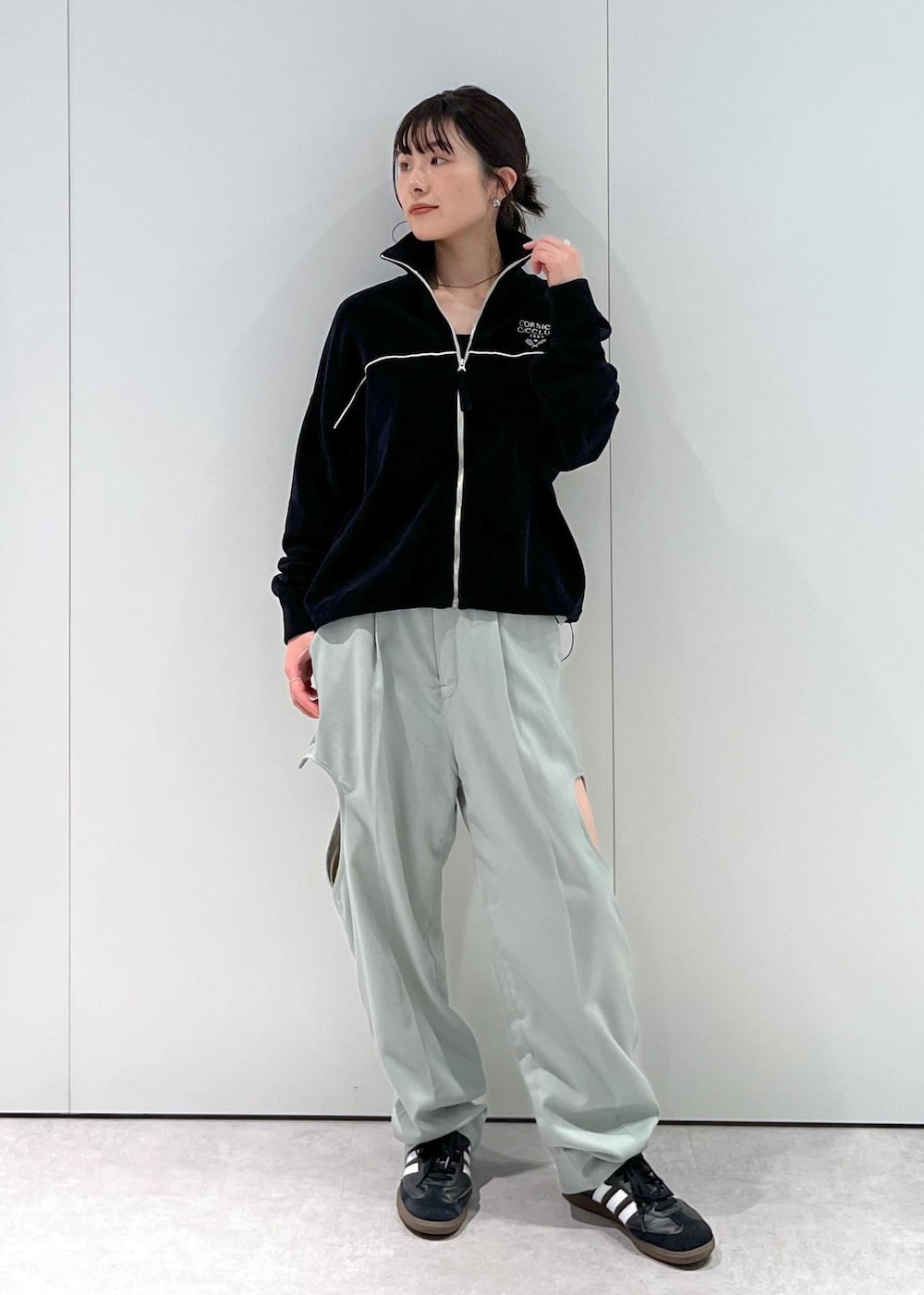 「CreamyCotton、クリーミーコットン、ブルゾン、オーガニックコットン、ブラック、VELVETY INDIGO BLUE BLACK、グリーン、adidas、SAMBA OG、初春コーデ、春コーデ、初秋コーデ、秋コーデ、運動会コーデ、旅行コーデ」｜「SALON adam et rope'のブラパッド付タンクトップ-CreamyCotton /クリーミーコットン-（タンクトップ、ブラック系）」を使った、michiruさん（レディース・156cm）の冬コーディネートの5枚目の写真