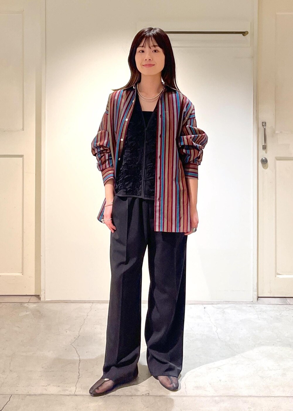 「Baserange、ベースレンジ、シャツ、オーバーシャツ、ストライプ、ジレ、フラワー、ブラック、キャミソール、イージーパンツ、REMME、メッシュ、フラットシューズ、ERICKA NICOLAS BEGAY、シルバー」｜「SALON adam et rope'の[追加]イージーリラックスストレートパンツ2/スラックス【接触冷感・UVケア・洗える】（その他パンツ、ブラック系）」を使った、michiruさん（レディース・156cm）の冬コーディネートの2枚目の写真