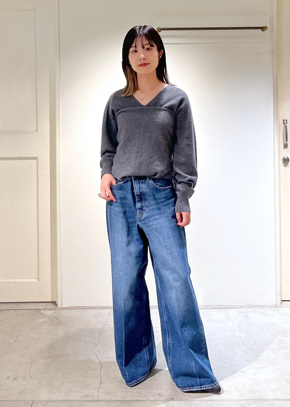 「カシミヤ、ニット、プルオーバー、グレー、Vネック、ショール、バンダナ、ワイドパンツ、バギーパンツ、デニム、ネイビー、REMME、ショートブーツ、ヒールブーツ、レザー」|「SALON adam et rope'の【REMME(レメ)】アンクルブーツ 5センチピンヒール(ブーツ、ブラック系)」を使った、michiruさん(レディース・156cm)の秋コーディネートの5枚目の写真