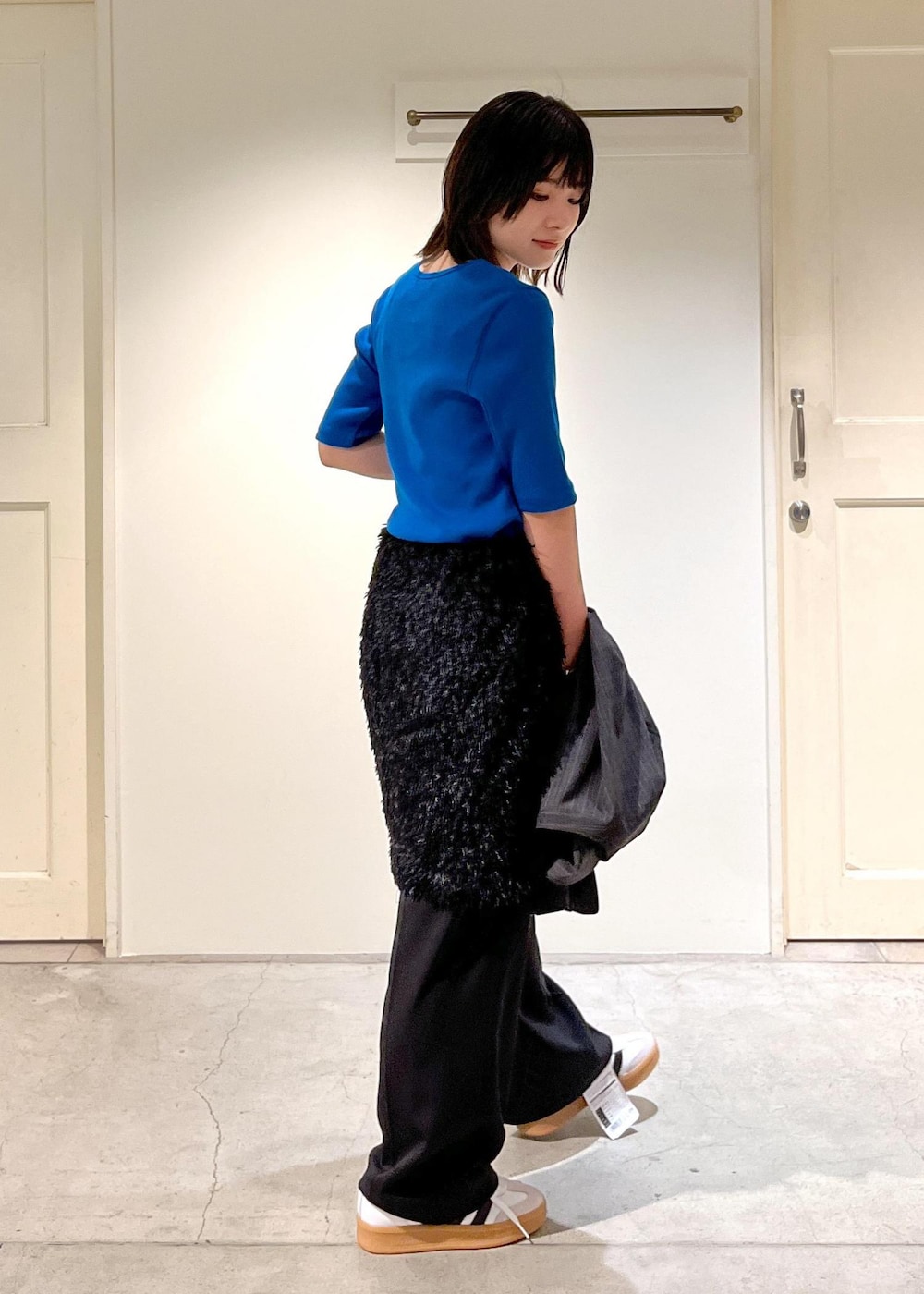 「kinan、チャコール、Tシャツ、リブ、フェザー、スラックス、adidas、SAMBA XLG、AULENTTI、ブラック、ハンドバッグ、ジャケット、オーバーサイズ、ノーカラー、ブルー」｜「SALON adam et rope'のフェザーレイヤードスカート/ミニスカート【洗える】（スカート、ブラック系）」を使った、michiruさん（レディース・156cm）の夏コーディネートの7枚目の写真
