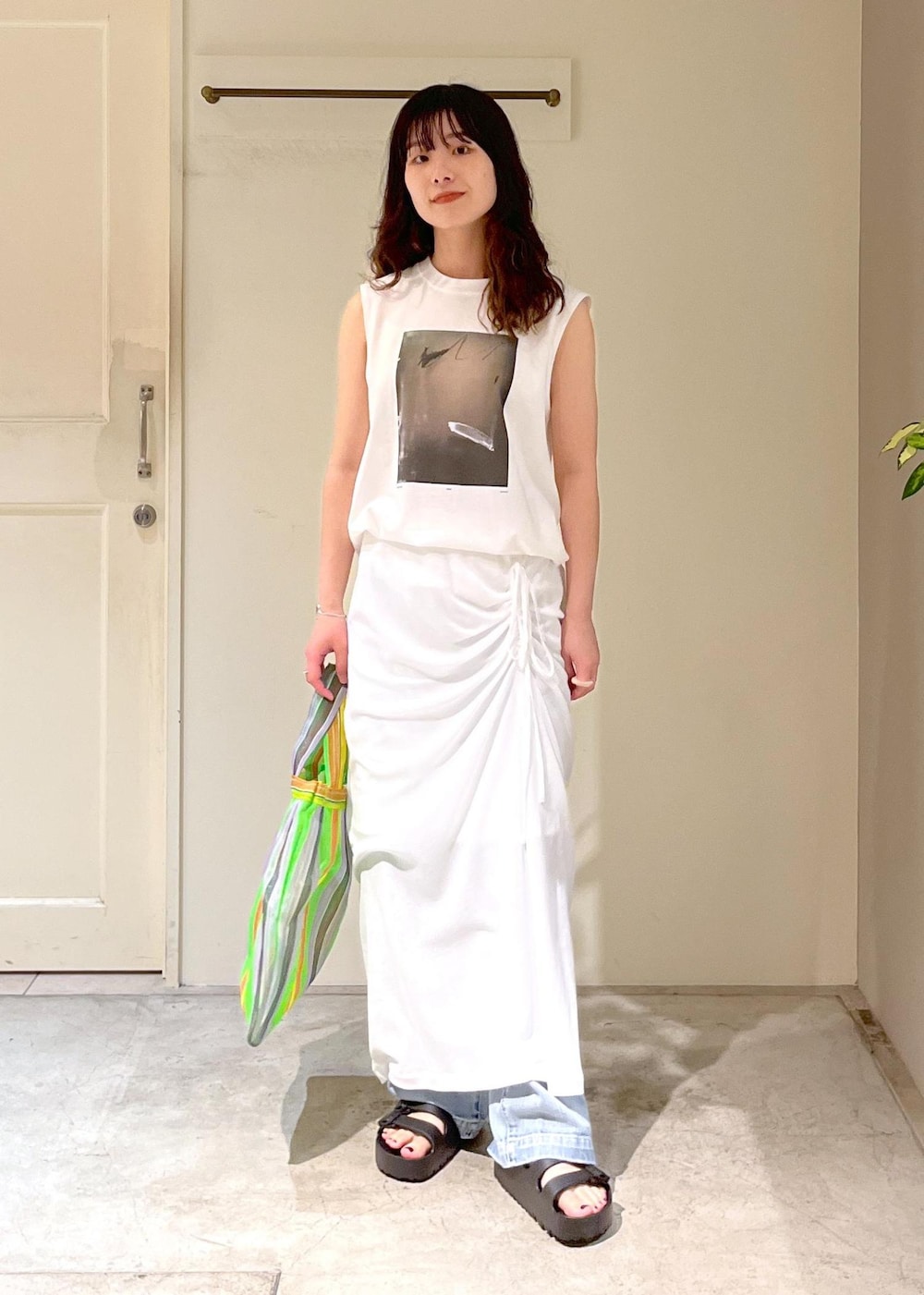 「Yasuko Hirano、平野泰子、Emut S、アートプリント、nu=layer、RED CARD TOKYO、easy SLOGAN、デニム、ブルー、BIRKENSTOCK、Florida III Flex Platform、Diminutivo、初夏コーデ、夏コーデ、デートコーデ」|「RED CARD TOKYOの【RED CARD TOKYO(レッドカードトーキョー)for SALON】別注 easy SLOGAN/デニム(デニムパンツ、ブルー系)」を使った、michiruさん(レディース・156cm)の夏コーディネートの2枚目の写真