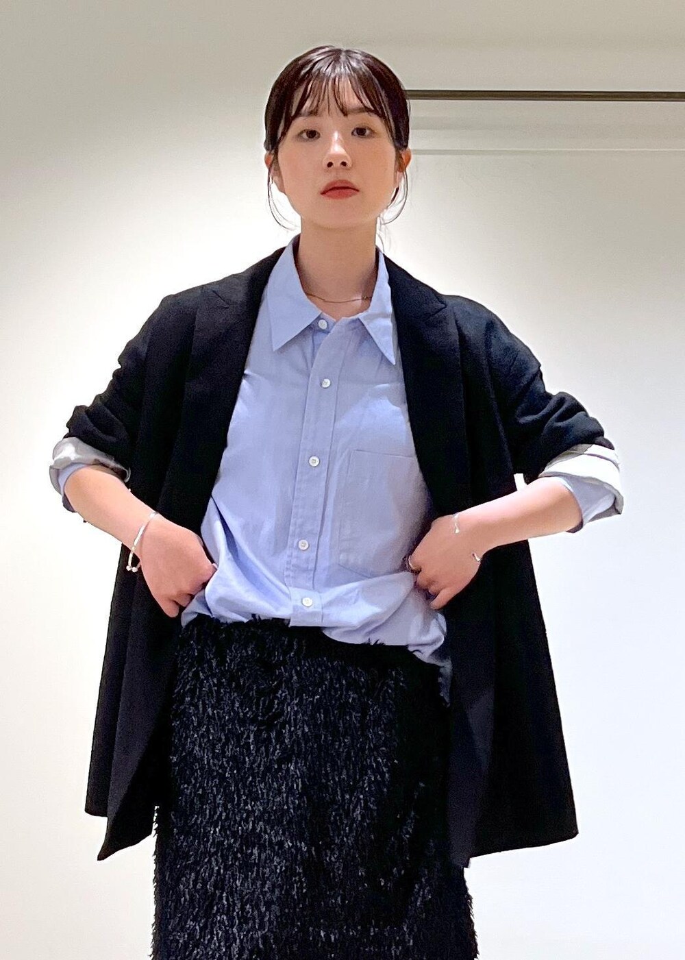 「新作、Americana for SALON、Americana、近江晒、ウール、フェザー、ミニバッグ、クラッチバッグ、REMME、ブラック、ジャケット、オーバーサイズ、ダブルボタン、ブルー、シャツ」|「SALON adam et rope'のフェザーレイヤードスカート/ミニスカート【洗える】(スカート、ブラック系)」を使った、michiruさん(レディース・156cm)の夏コーディネートの8枚目の写真