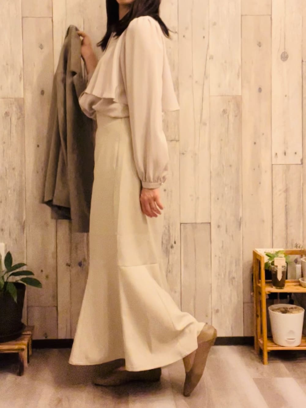 ホワイト系のスカート、グリーン系のテーラードジャケット、ベージュ系のシャツ/ブラウスを着用したレディースの秋コーディネートの2枚目の写真