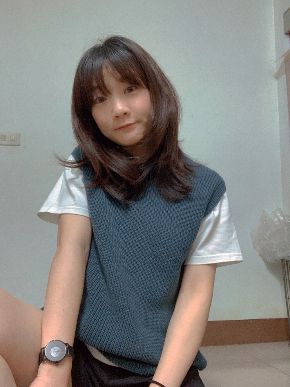 グリーン系のニット/セーター、ブラック系のその他パンツ、ホワイト系のスニーカーを着用したレディースの秋コーディネートの2枚目の写真