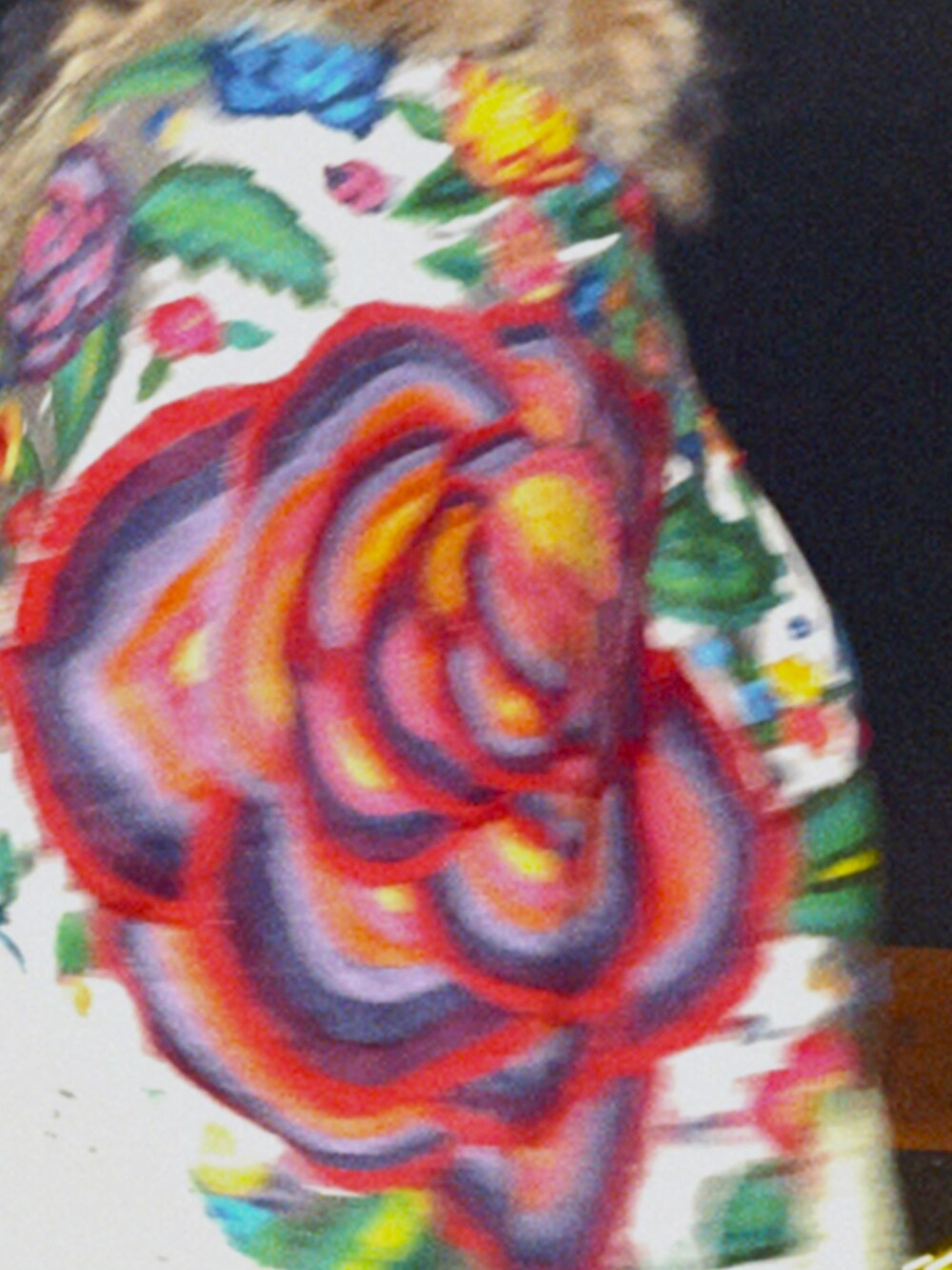 その他のポンチョ、ブラック系のパーカーを着用したレディースの秋コーディネートの3枚目の写真