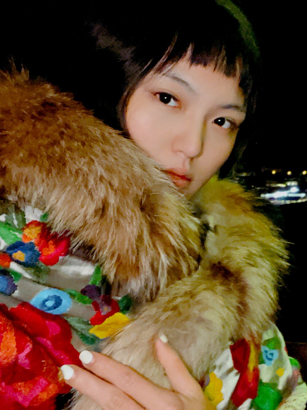 その他のポンチョ、ブラック系のパーカーを着用したレディースの秋コーディネートの2枚目の写真