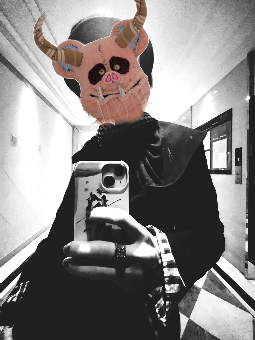 ブラック系のノーカラーコート、ブラック系のブーティ、その他のシャツ/ブラウスを着用したレディースの冬コーディネートの4枚目の写真