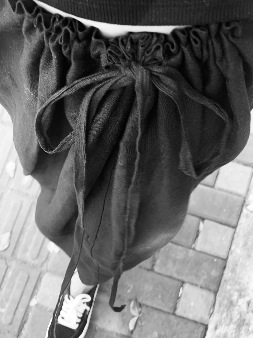 ブラック系のスカート、その他のバッグ、ブラック系の帽子を着用したレディースの夏コーディネートの2枚目の写真