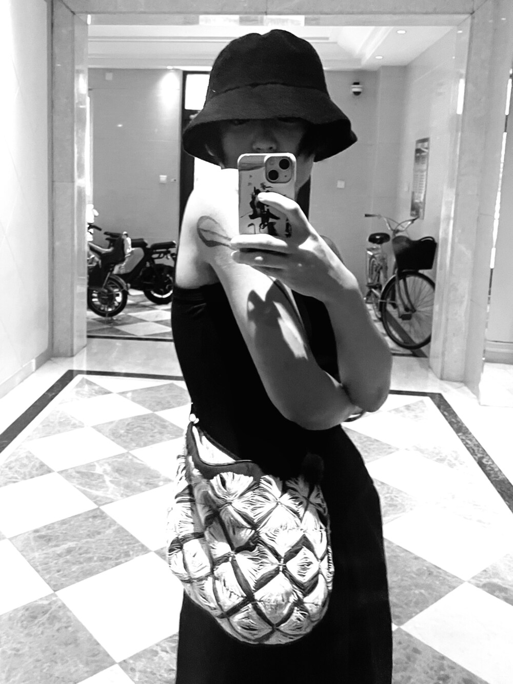 ブラック系のスカート、その他のバッグ、ブラック系の帽子を着用したレディースの夏コーディネートの3枚目の写真