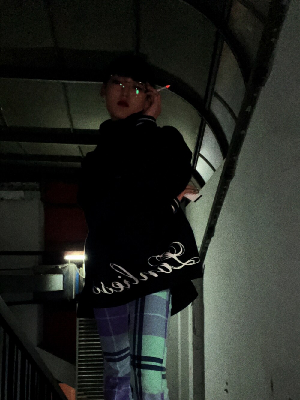 パープル系のパンツ、ブラック系のスニーカー、ベージュ系のトレンチコートを着用したレディースの春コーディネートの2枚目の写真