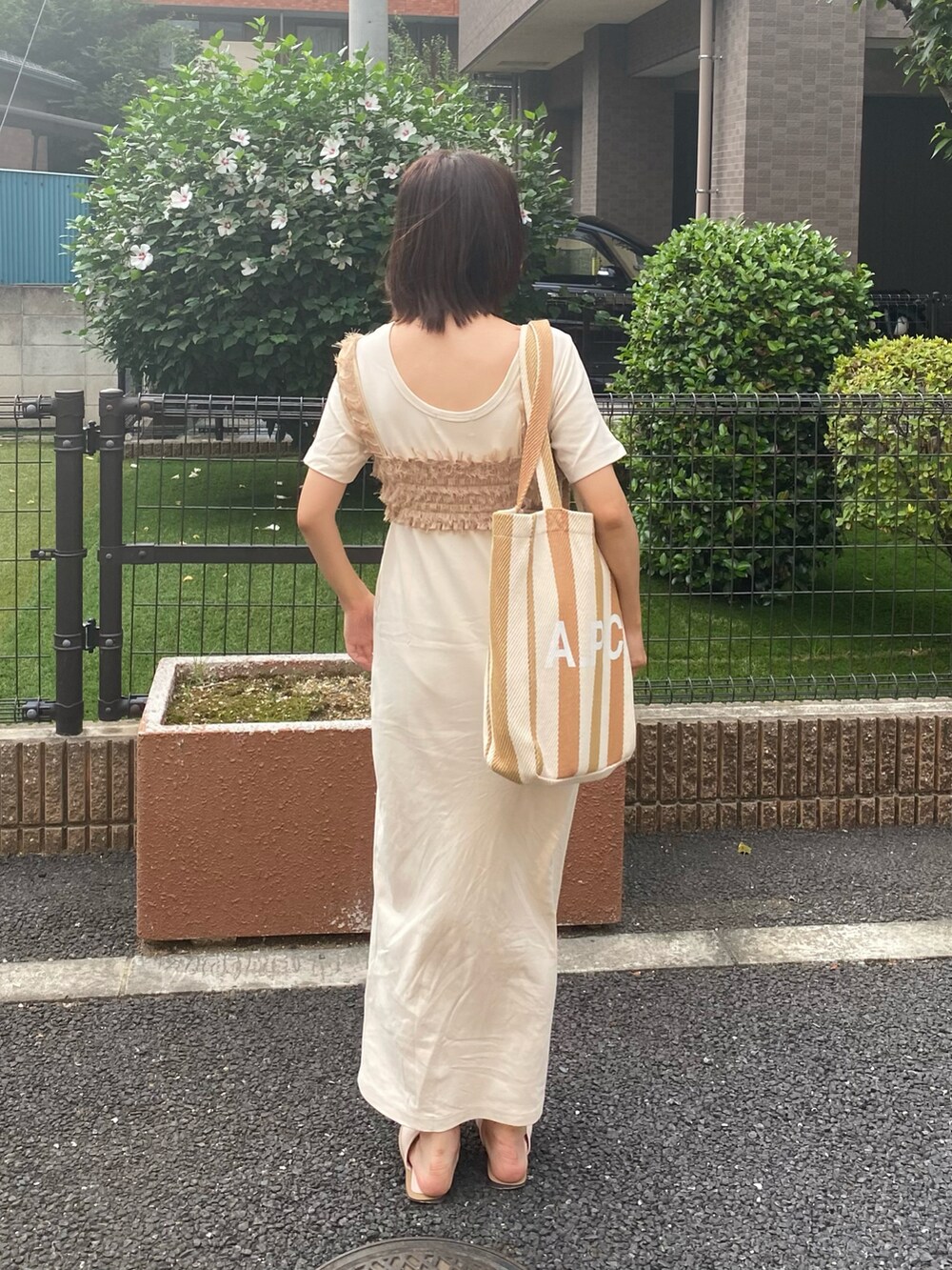 ホワイト系のワンピース、グリーン系のトートバッグを着用したレディースの秋コーディネートの3枚目の写真