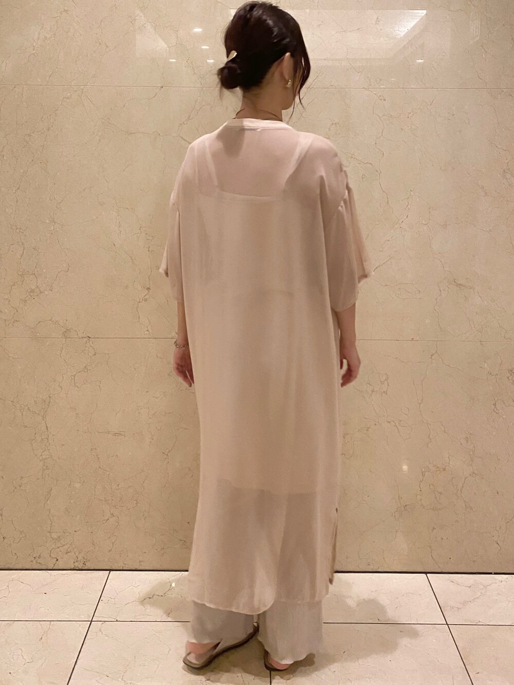 ゴールド系のネックレスを着用したレディースの秋コーディネートの2枚目の写真