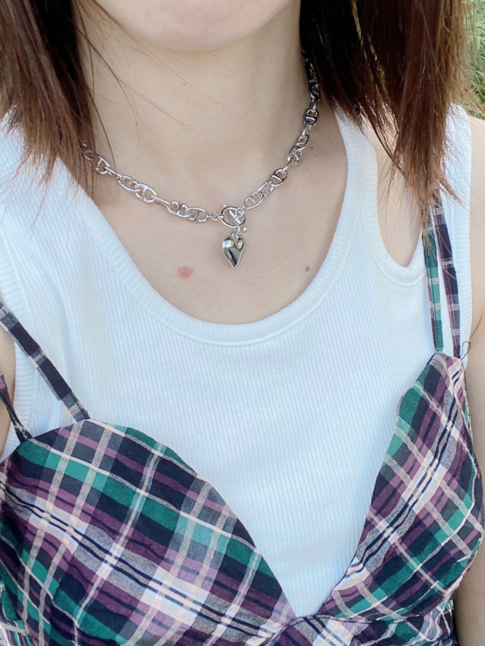 ブルー系のワンピース、ブラック系のサンダルを着用したレディースの秋コーディネートの3枚目の写真