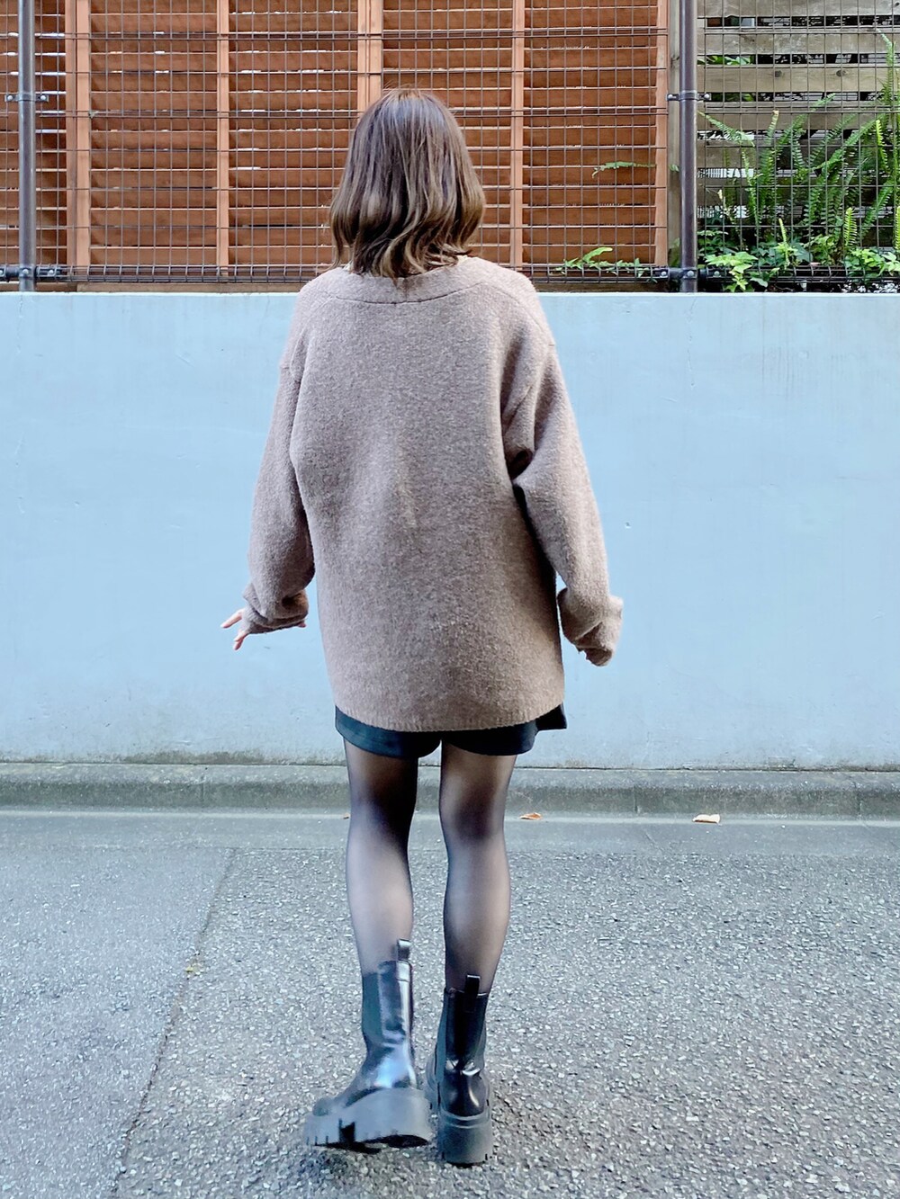 ベージュ系のシャツ/ブラウス、ブラウン系のカーディガン/ボレロ、ブラック系のその他パンツを着用したレディースの秋コーディネートの2枚目の写真