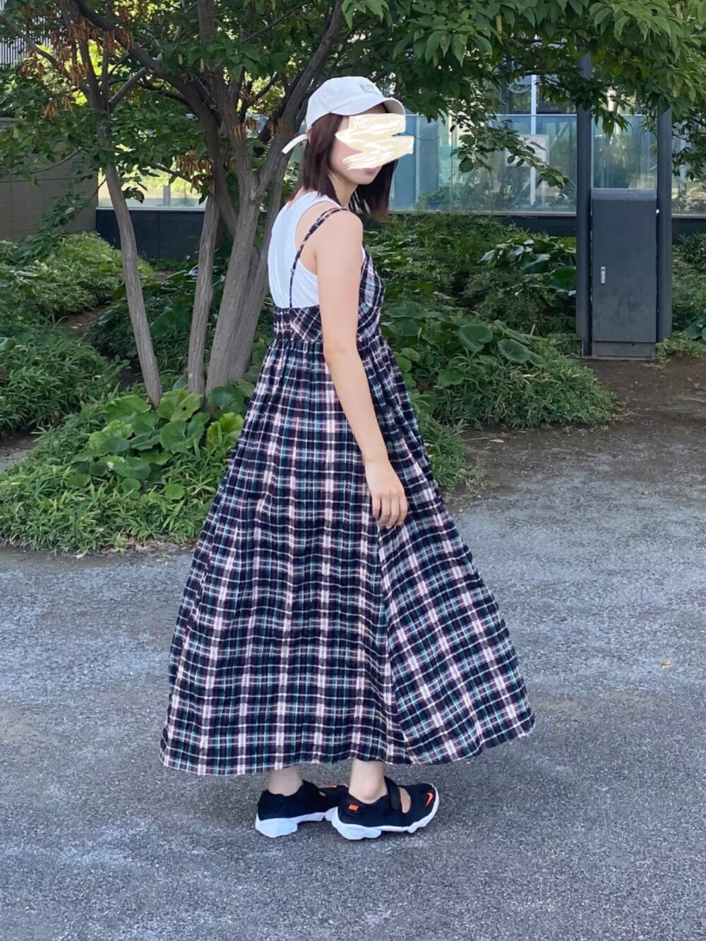 ブルー系のワンピース、ブラック系のサンダルを着用したレディースの秋コーディネートの2枚目の写真