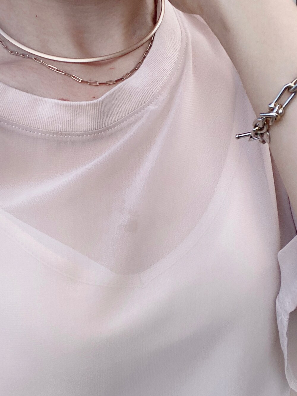 ゴールド系のネックレスを着用したレディースの秋コーディネートの3枚目の写真