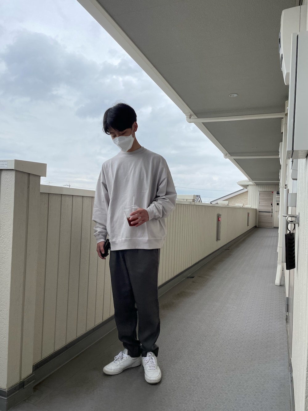 ホワイト系のTシャツ/カットソー、グリーン系のその他パンツ、ホワイト系のスニーカーを着用したメンズの春コーディネートの2枚目の写真