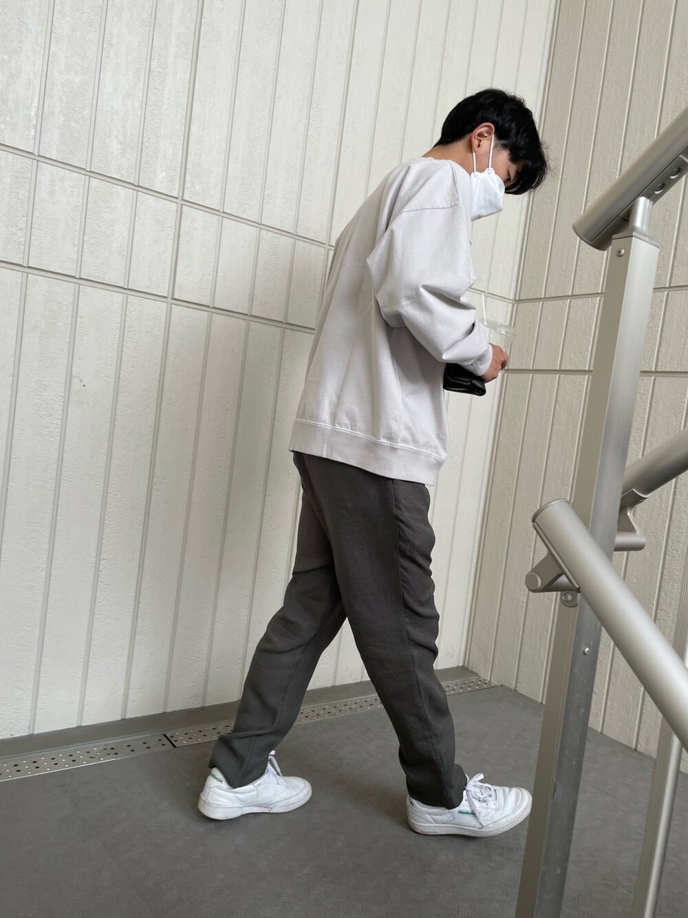 ホワイト系のTシャツ/カットソー、グリーン系のその他パンツ、ホワイト系のスニーカーを着用したメンズの春コーディネートの4枚目の写真