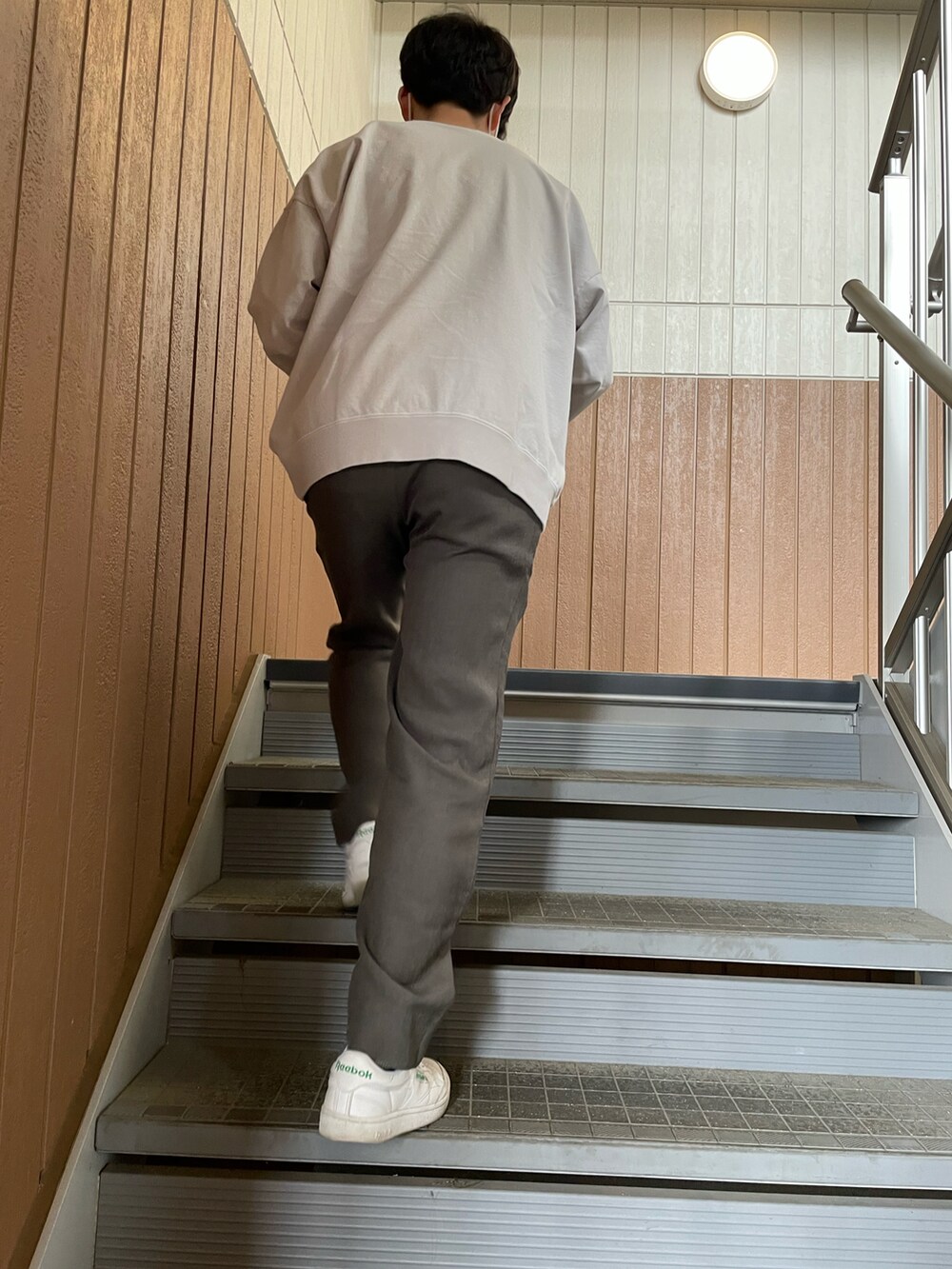 ホワイト系のTシャツ/カットソー、グリーン系のその他パンツ、ホワイト系のスニーカーを着用したメンズの春コーディネートの3枚目の写真