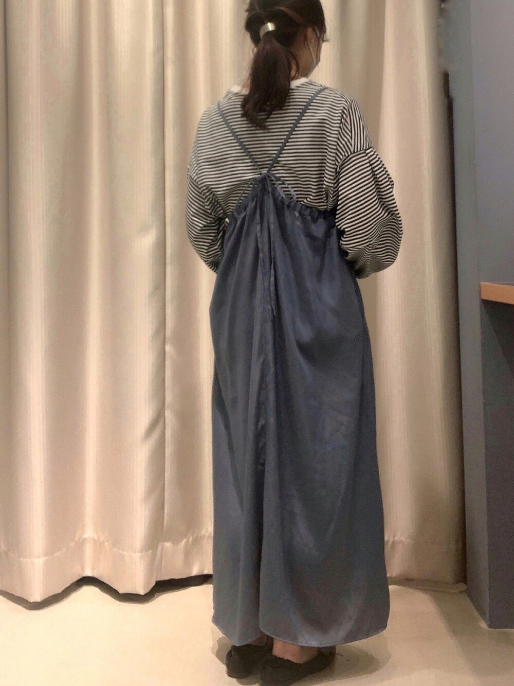 「春服、ゆるコーデ、アメリカンホリック、プチプラ、おしゃれさんと繋がりたい」｜「AMERICAN HOLICのVネックサテンキャミワンピース（ワンピース、ブルー系）」を使った、ちぃさん（レディース・160cm）の冬コーディネートの2枚目の写真
