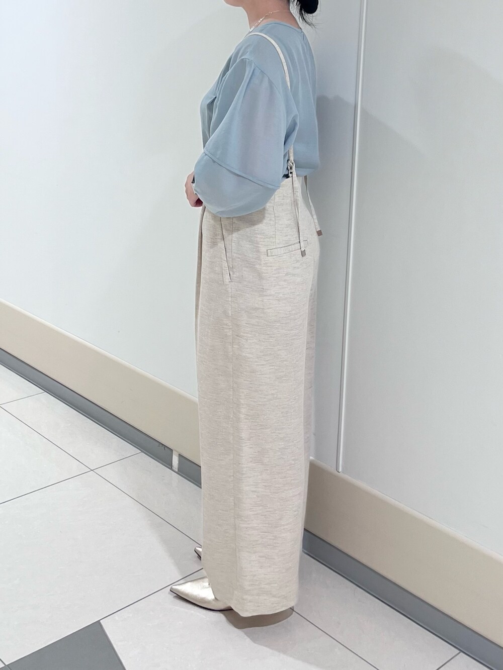 グリーン系のシャツ/ブラウス、ベージュ系のその他パンツ、ホワイト系のネックレスを着用したレディースの夏コーディネートの2枚目の写真