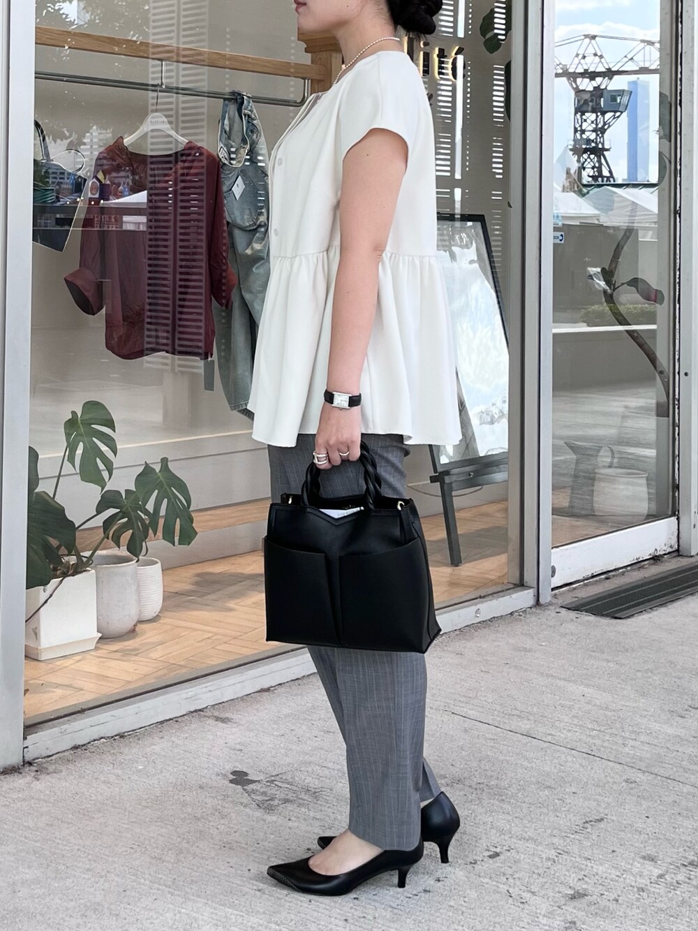 ホワイト系のシャツ/ブラウス、その他のスラックス、ホワイト系のタンクトップを着用したレディースの秋コーディネートの3枚目の写真