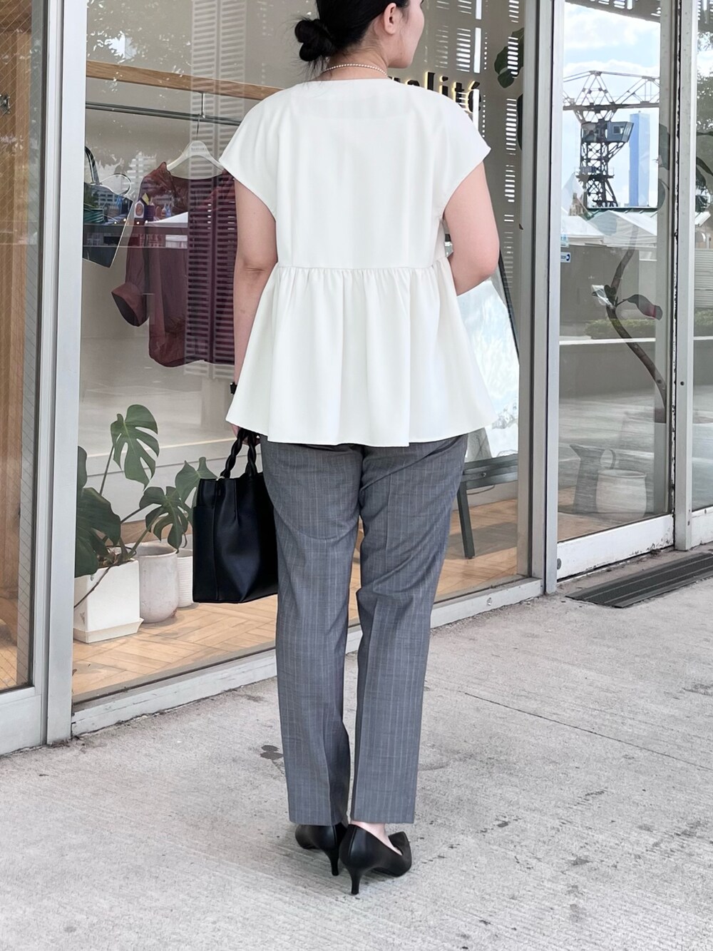 ホワイト系のシャツ/ブラウス、その他のスラックス、ホワイト系のタンクトップを着用したレディースの秋コーディネートの4枚目の写真