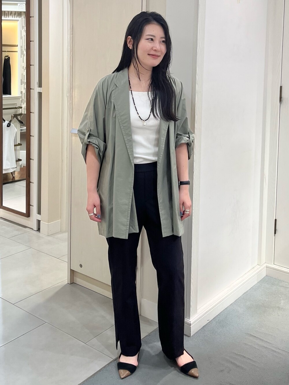 ホワイト系のタンクトップ、グリーン系のシャツ/ブラウス、ブラック系のその他パンツを着用したレディースの春コーディネートの2枚目の写真