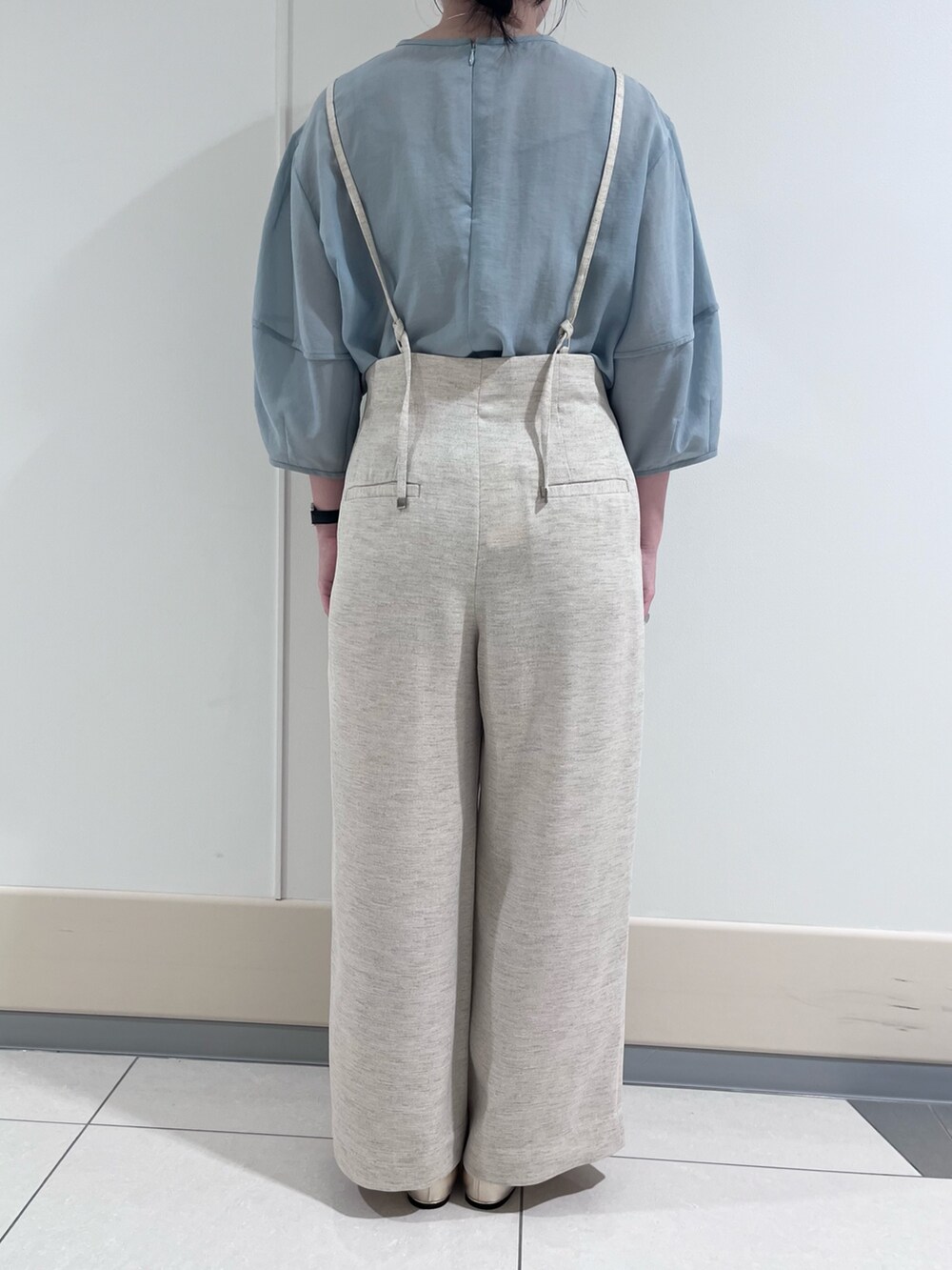 グリーン系のシャツ/ブラウス、ベージュ系のその他パンツ、ホワイト系のネックレスを着用したレディースの夏コーディネートの6枚目の写真