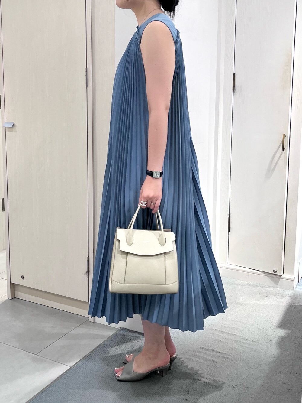 ブルー系のワンピース、ホワイト系のショルダーバッグ、シルバー系のネックレスを着用したレディースの夏コーディネートの3枚目の写真