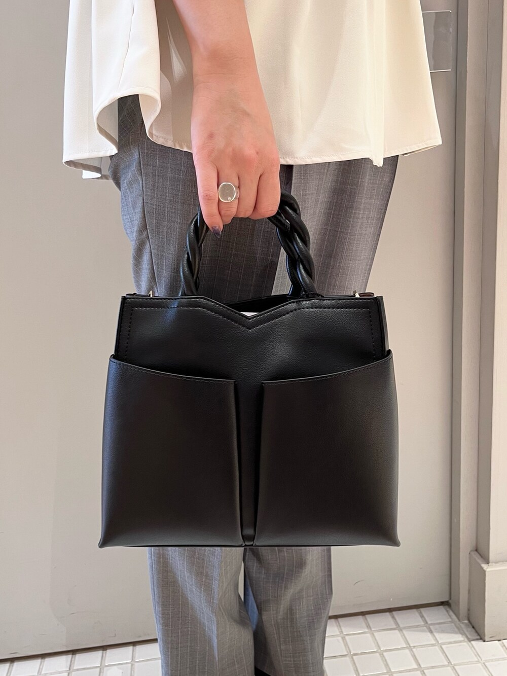 ホワイト系のシャツ/ブラウス、その他のスラックス、ホワイト系のタンクトップを着用したレディースの秋コーディネートの10枚目の写真