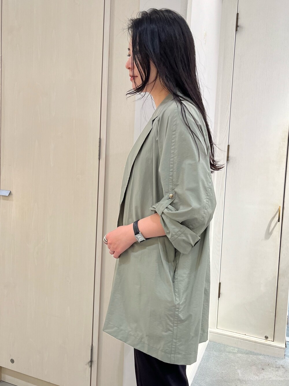 ホワイト系のタンクトップ、グリーン系のシャツ/ブラウス、ブラック系のその他パンツを着用したレディースの春コーディネートの4枚目の写真