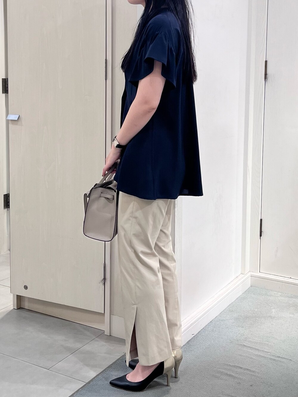 ブルー系のシャツ/ブラウス、ベージュ系のその他パンツを着用したレディースの夏コーディネートの3枚目の写真