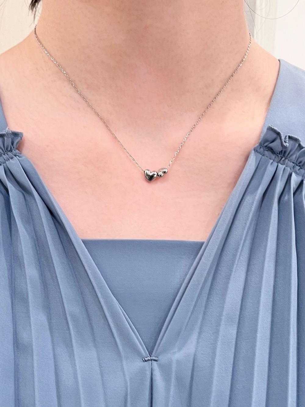 ブルー系のワンピース、ホワイト系のショルダーバッグ、シルバー系のネックレスを着用したレディースの夏コーディネートの8枚目の写真