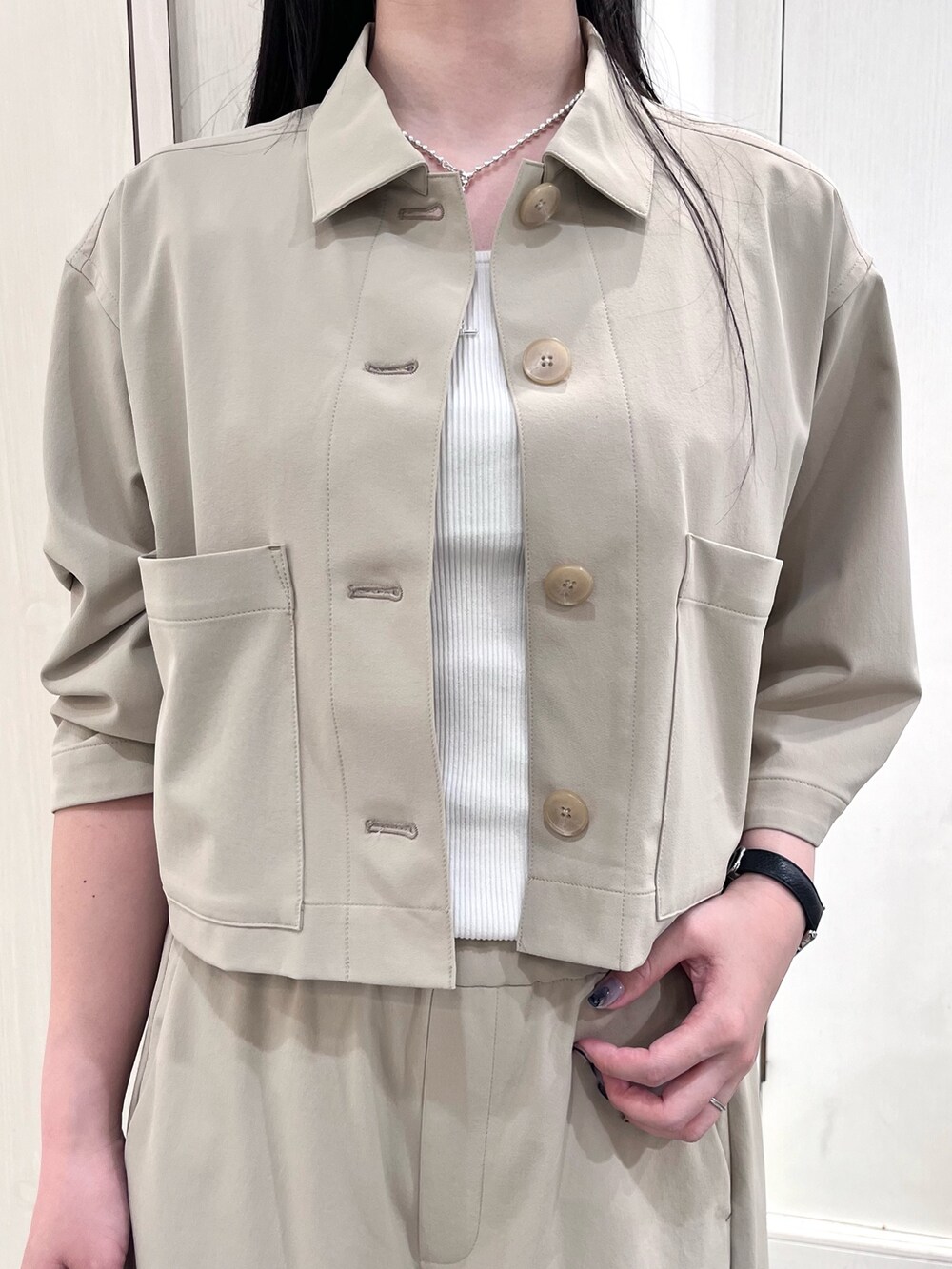 ベージュ系のブルゾン、ベージュ系のその他パンツ、ホワイト系のタンクトップを着用したレディースの春コーディネートの8枚目の写真