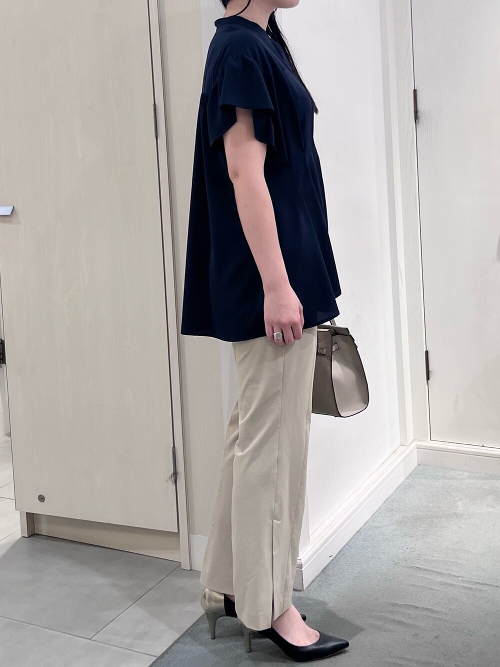 ブルー系のシャツ/ブラウス、ベージュ系のその他パンツを着用したレディースの夏コーディネートの5枚目の写真