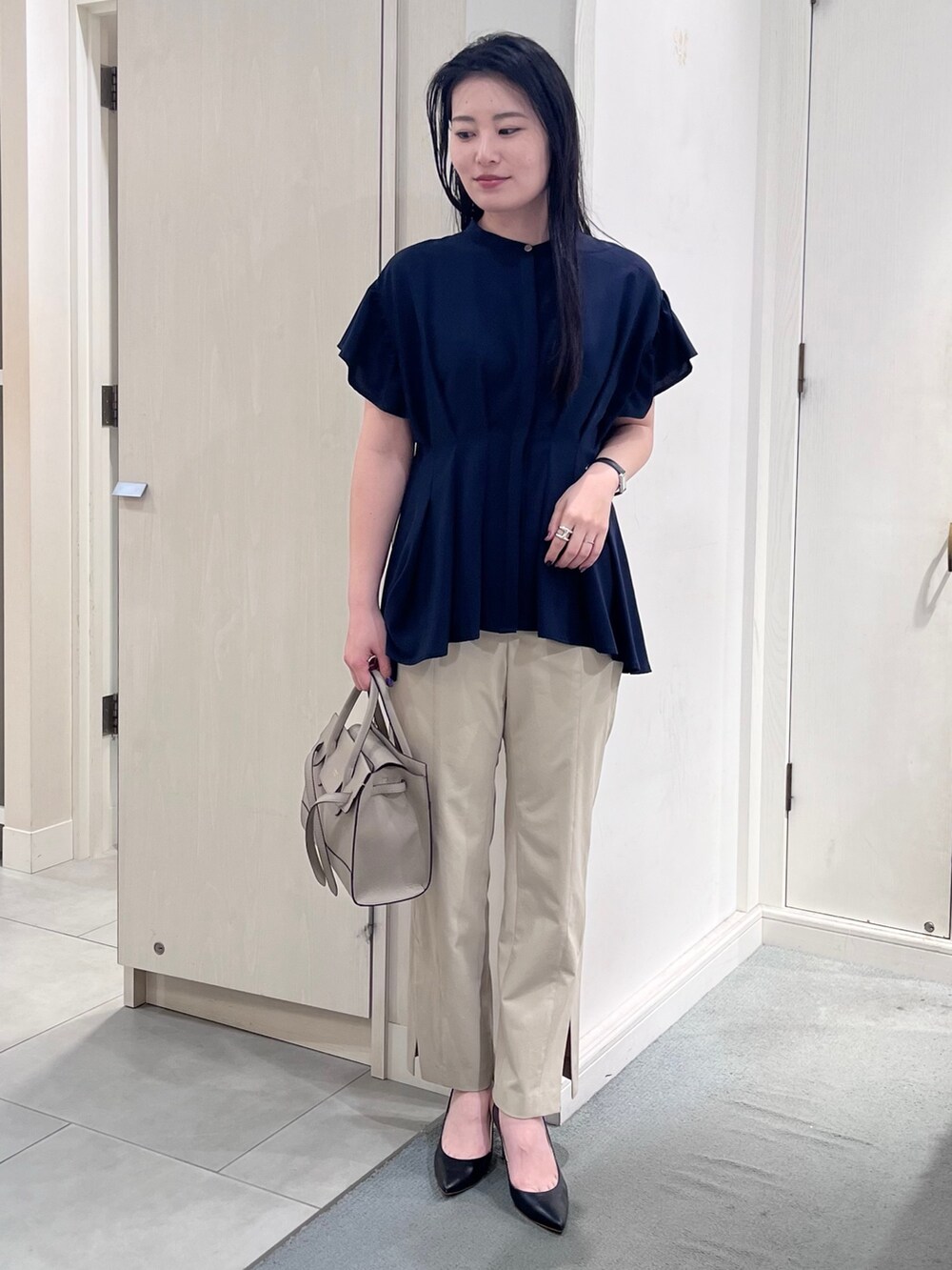 ブルー系のシャツ/ブラウス、ベージュ系のその他パンツを着用したレディースの夏コーディネートの2枚目の写真