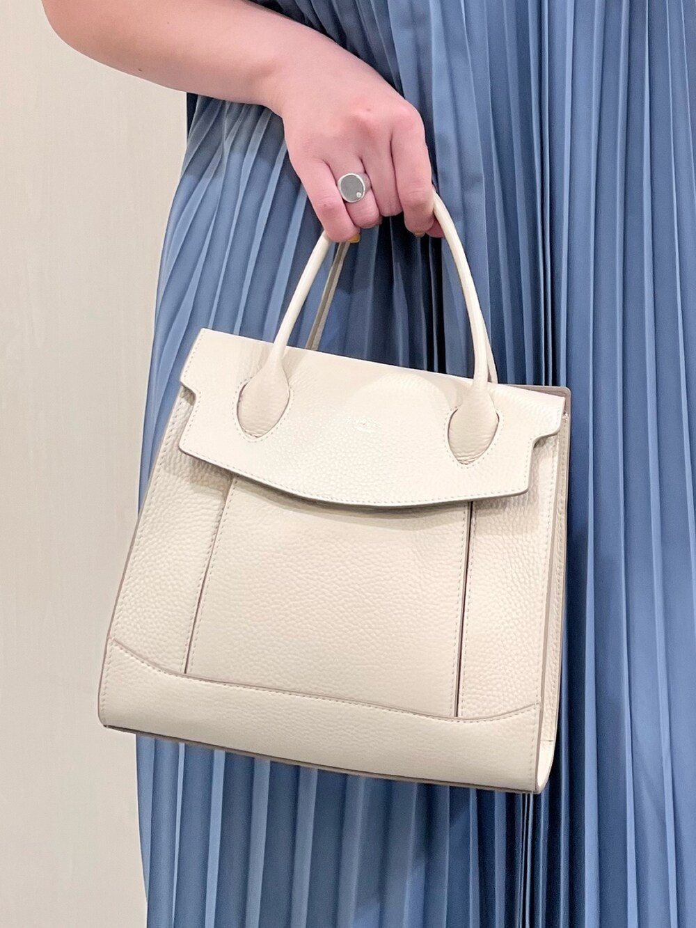 ブルー系のワンピース、ホワイト系のショルダーバッグ、シルバー系のネックレスを着用したレディースの夏コーディネートの7枚目の写真