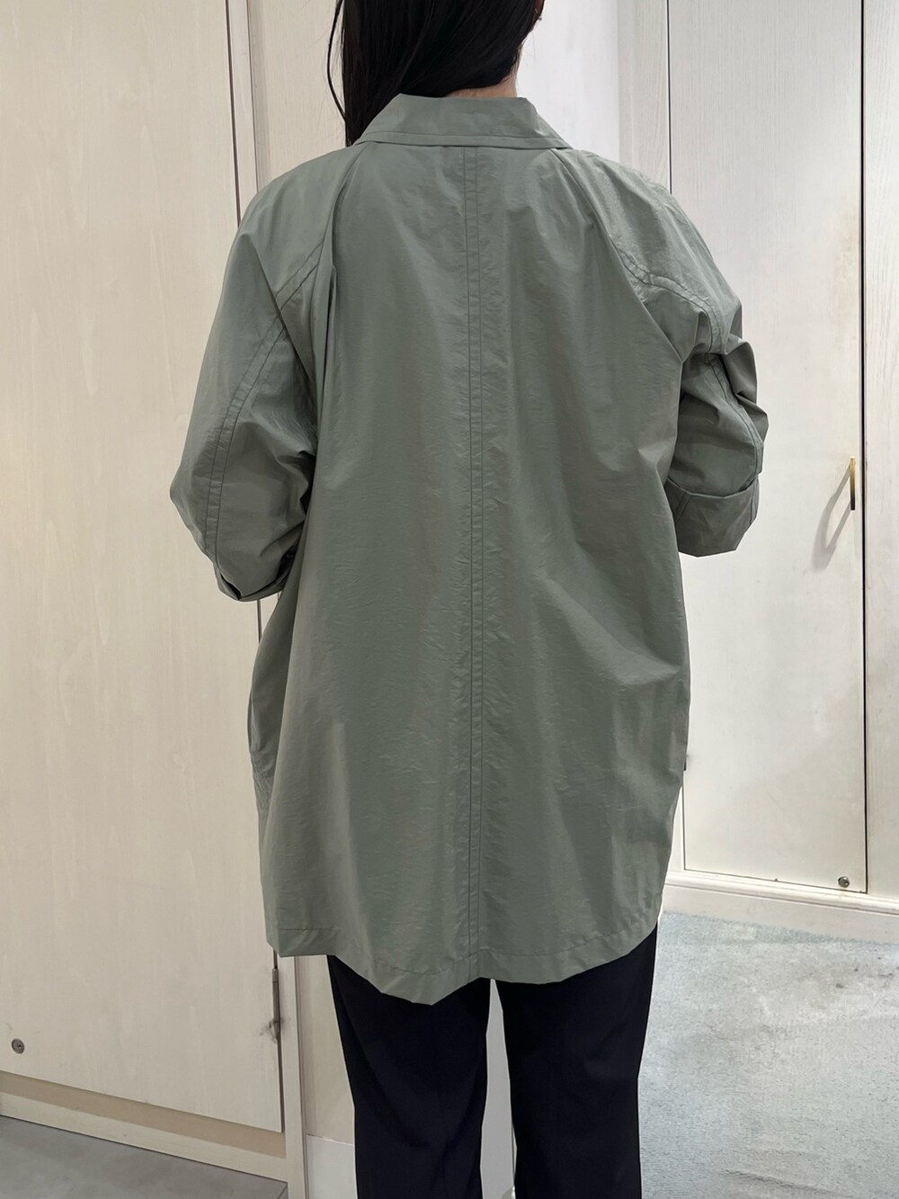 ホワイト系のタンクトップ、グリーン系のシャツ/ブラウス、ブラック系のその他パンツを着用したレディースの春コーディネートの6枚目の写真