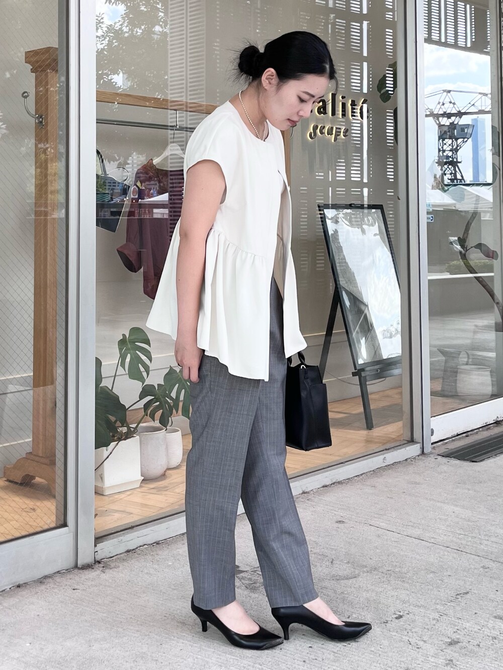 ホワイト系のシャツ/ブラウス、その他のスラックス、ホワイト系のタンクトップを着用したレディースの秋コーディネートの2枚目の写真