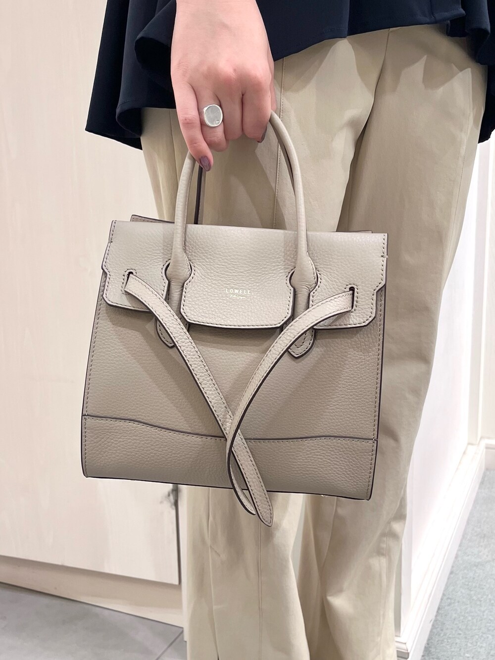 ブルー系のシャツ/ブラウス、ベージュ系のその他パンツを着用したレディースの夏コーディネートの10枚目の写真