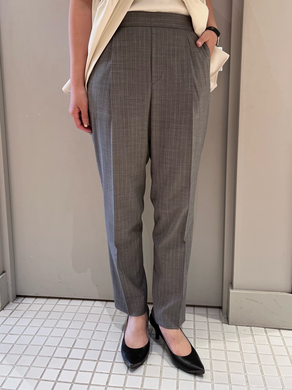 ホワイト系のシャツ/ブラウス、その他のスラックス、ホワイト系のタンクトップを着用したレディースの秋コーディネートの8枚目の写真